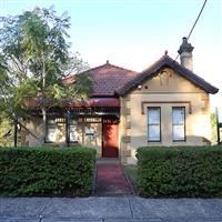 White's Creek Cottage and front garden