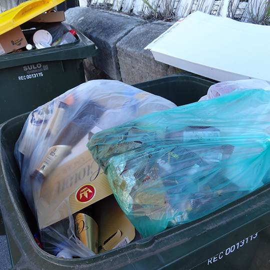 Contaminants in recycling bin 