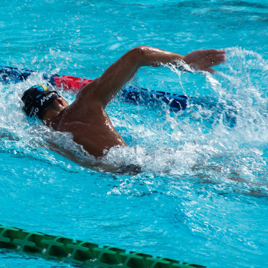 Person swimming between two lane ropes 