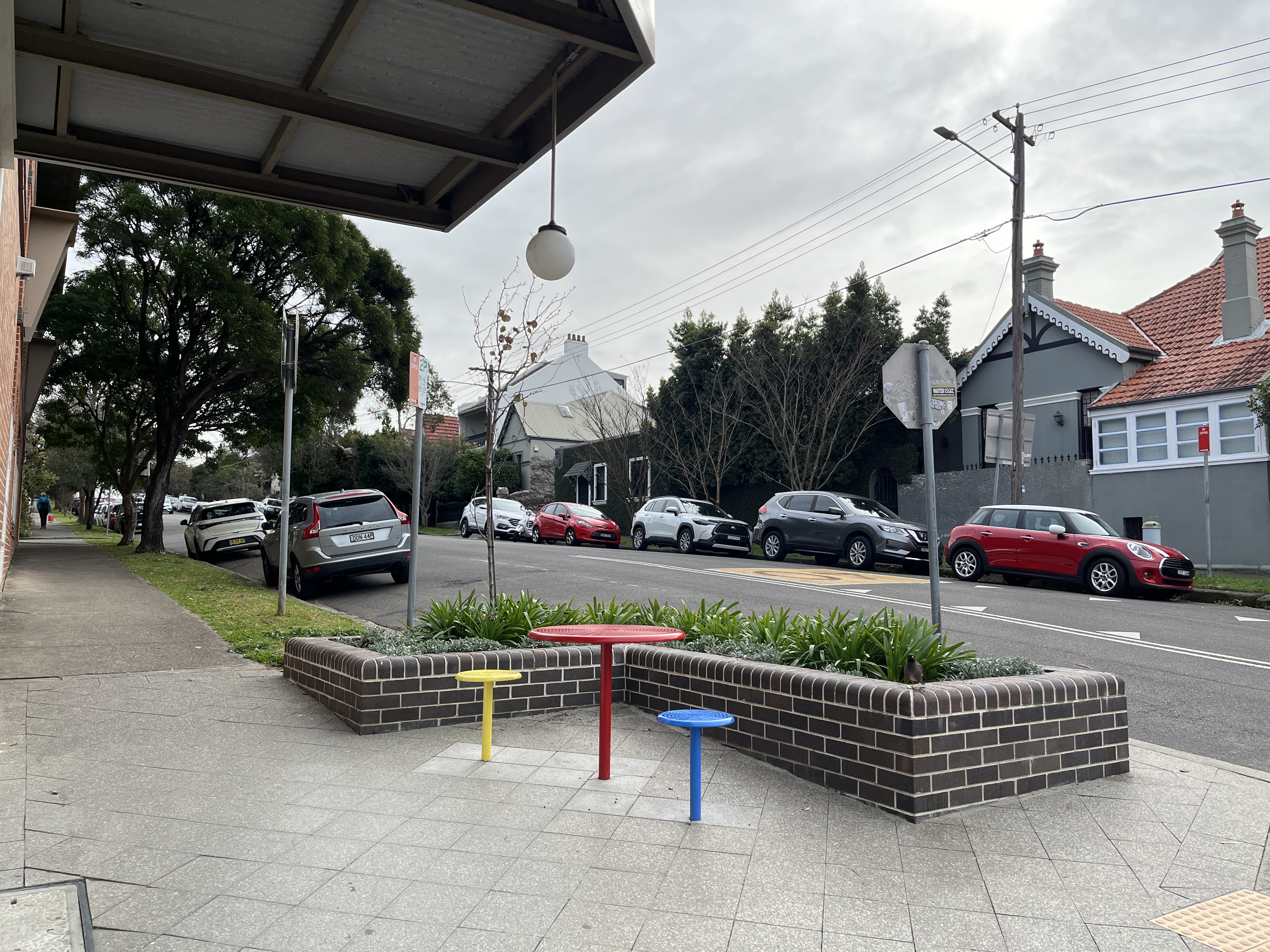 an image of outdoor verge, seat and table 