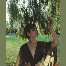 Brielle under a tree